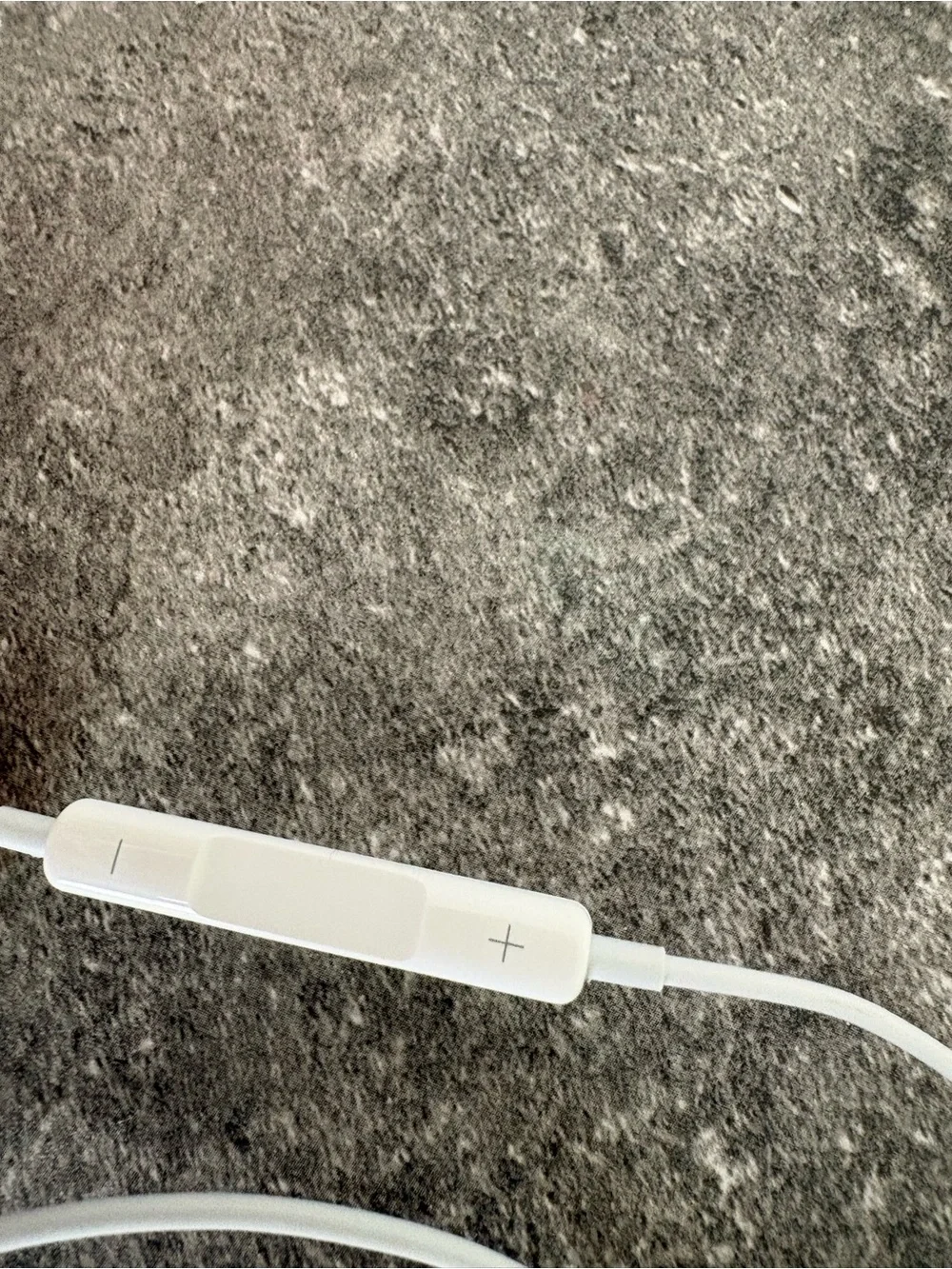 Apple White Wired Earbuds with Inline Remote and Microphone